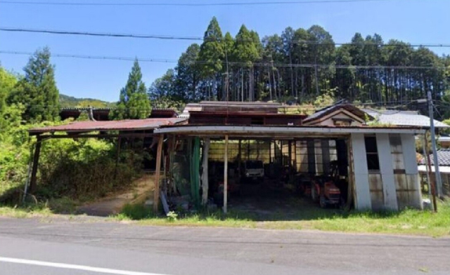 井戸バス停 徒歩3分 構造:木造土地面積:619.51平米 ( 187.4坪 ) 建物面積:70.41平米 ( 21.29坪 )